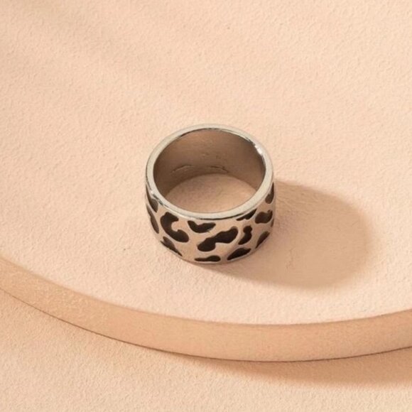 Women’s silver tone leopard print ring ✨ - Picture 3 of 4